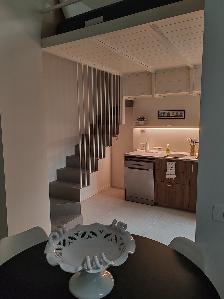 Soppalco di Secret Courtyard Milano dopo la ristrutturazione, con struttura moderna e illuminazione integrata